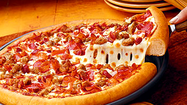 Pizza cu blat pufos de la Pizza Hut