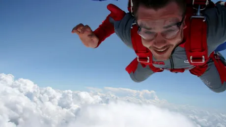 Dan Cruceru a sărit cu paraşuta de la 4000 de metri