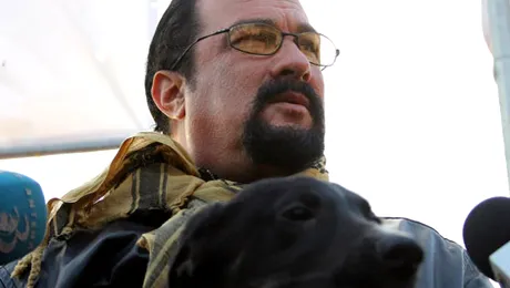Actorul Steven Seagal l-a adoptat pe maidanezul Grivei