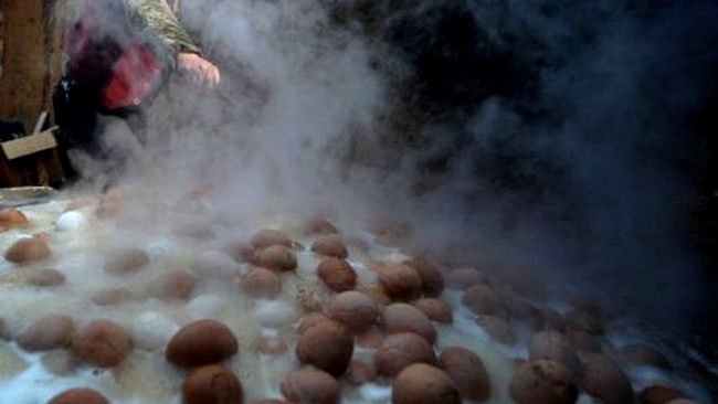 Comercianti care fierb oua in urina pe strada