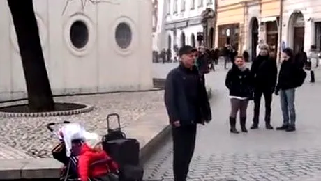 Pe vreme de criză, și bebelușii ies la cerșit (Video)