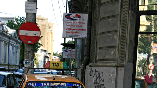 Taxi lovit de tencuiala