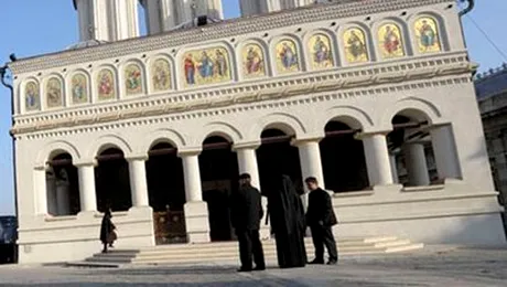 Ce spune Patriarhia despre calendarul gay cu „preoți ortodocși români”