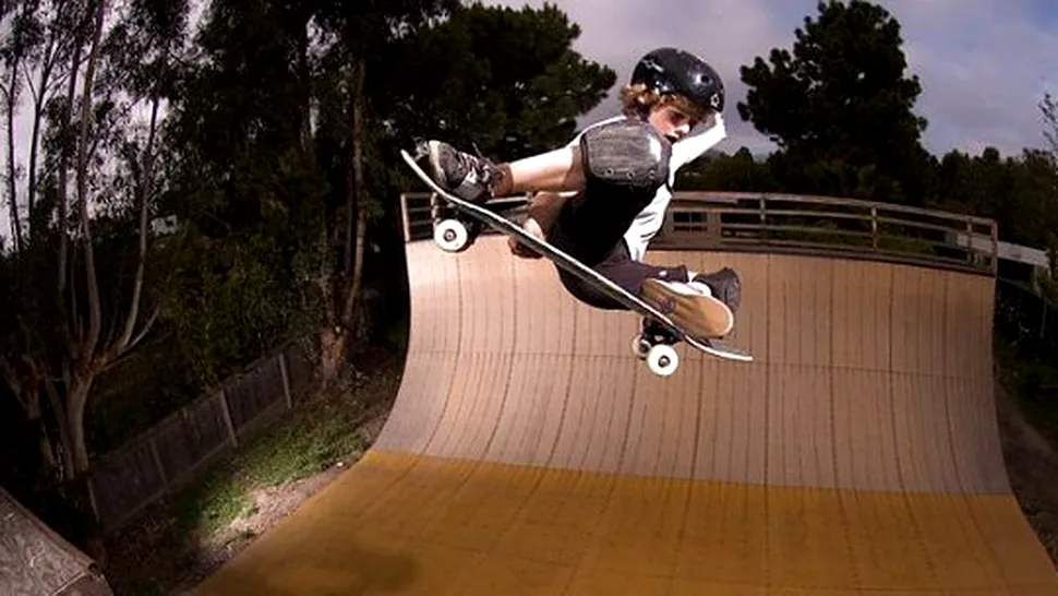 Un skateboarder de 12 ani face o acrobație incredibilă (Video)