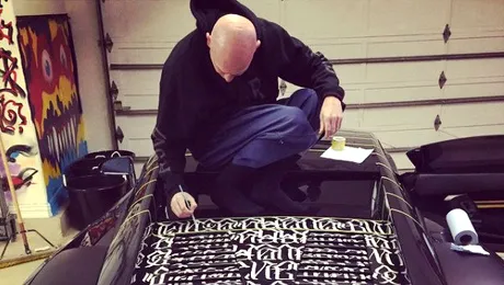 Chris Brown şi-a inscripţionat pe maşina sa de suflet versurile lui Tupac