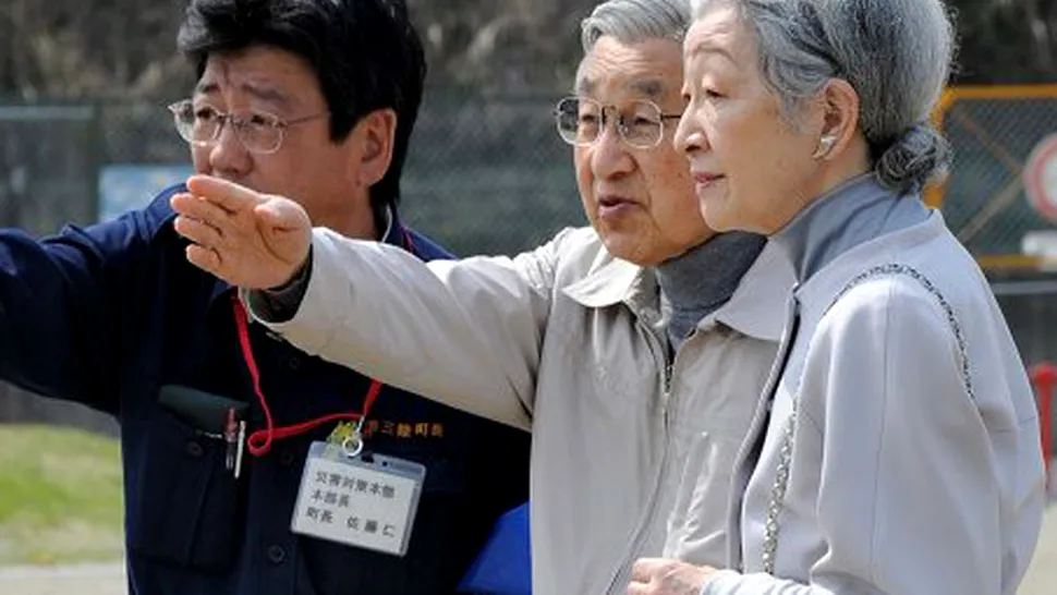 Japonia: Imparatul Akihito viziteaza Fukushima