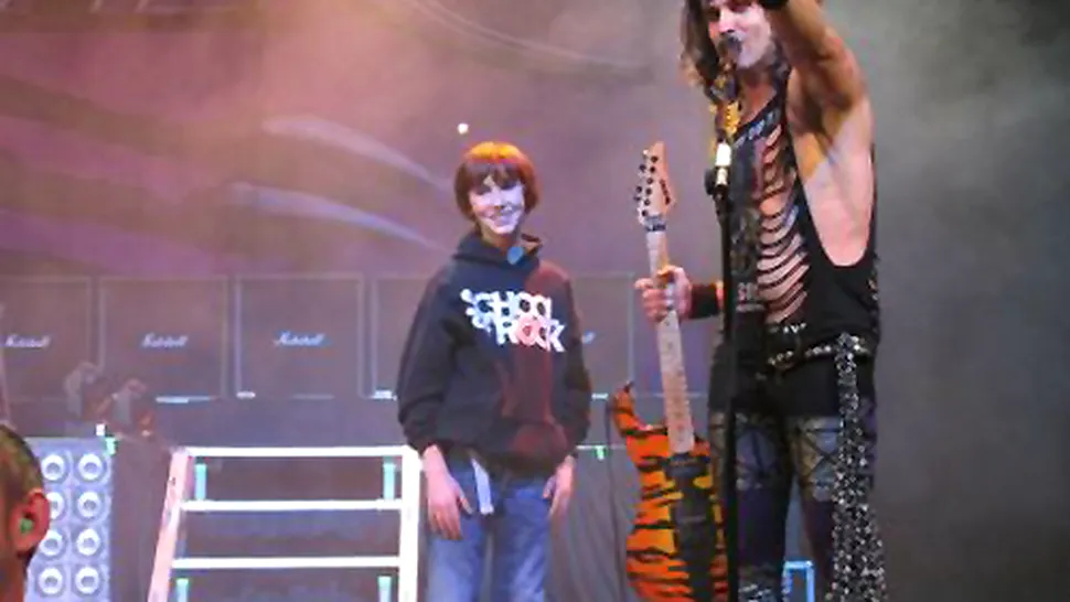 Ce poate face cu chitara pe scenă un puști de 11 ani (Video)