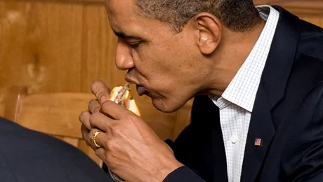 Obama, „certat” pentru că mănâncă hamburgeri în public