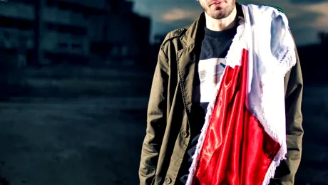 Sisu: „Treziti-va! Dusmanul e imbracat la costume scumpe!”