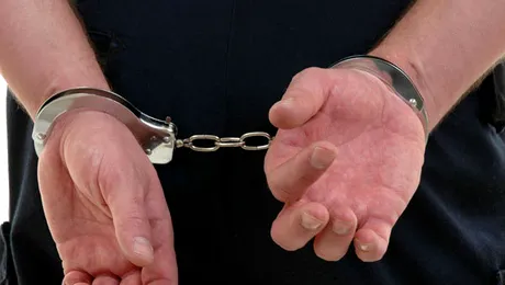 Un tânăr de 16 ani și-a violat mama și a amenințat-o cu moartea