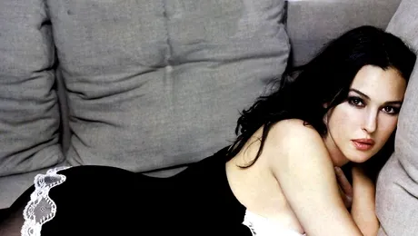 Viitoarea mamica Monica Bellucci pozeaza in lenjerie intima, in Vanity Fair