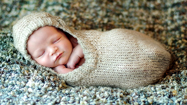 Un bebe in papuc de casa