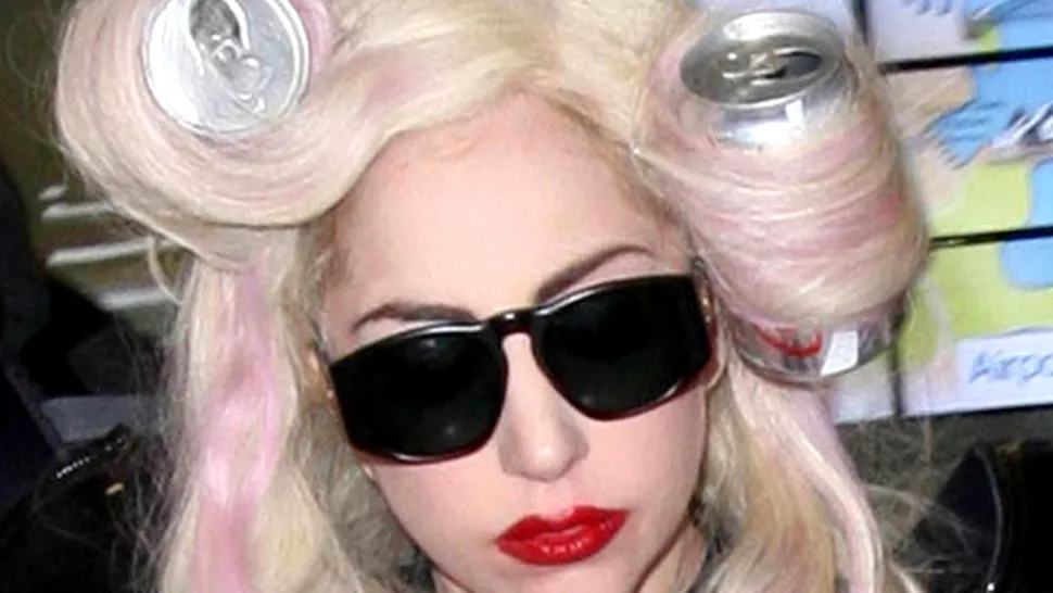 Lady GaGa foloseste cutiile de suc pe post de accesorii pentru par