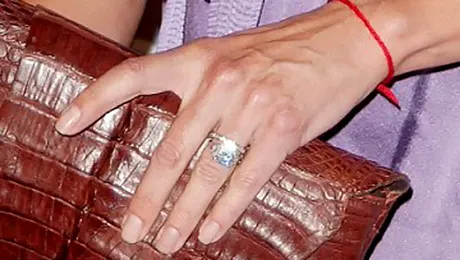 Norvegia: Femei obligate de sefi sa poarte bratari rosii cand sunt la menstruatie!