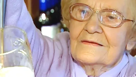 Cea mai bătrână barmaniță din lume a murit la vârsta de 101 de ani