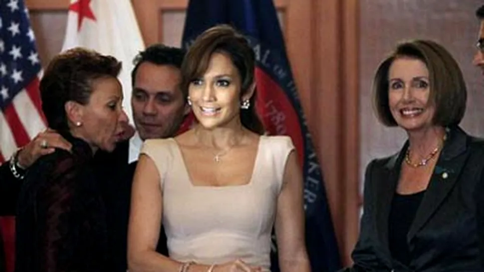 Jennifer Lopez ne arata formele de invidiat (Poze)