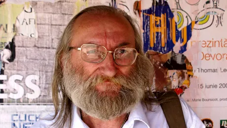 Un mare regizor a ajuns CERȘETOR în Piața Romană!