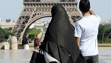 Femeile islamice nu au voie sa poarte burka in locurile publice din Franta