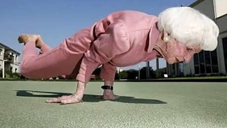 Bunicuța care coboară scările în pași de dans (Video)