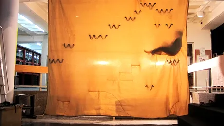 Un designer a creat o casă din două cearșafuri