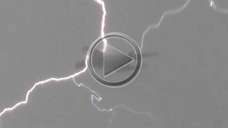 Un avion Airbus A380 a fost lovit de fulger (Video)