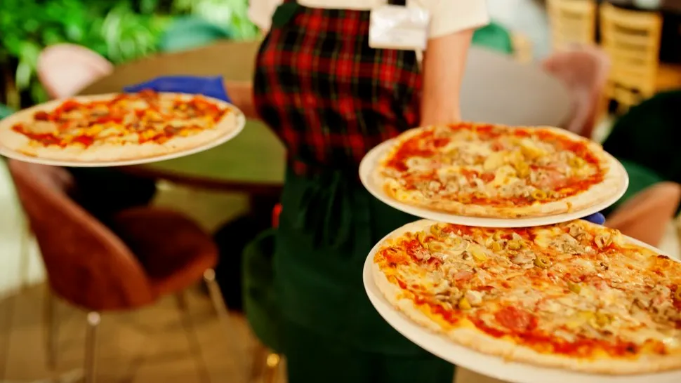 Patron de pizzerii, acuzat că și-a filmat pe ascuns angajatele, inclusiv minore