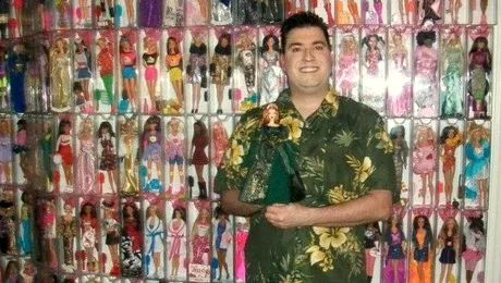 El este „bărbatul Barbie”, colecționarul de păpuși  (Poze & Video)