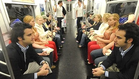 Oglinda in metrou si statui pe peron, pentru calatori socati