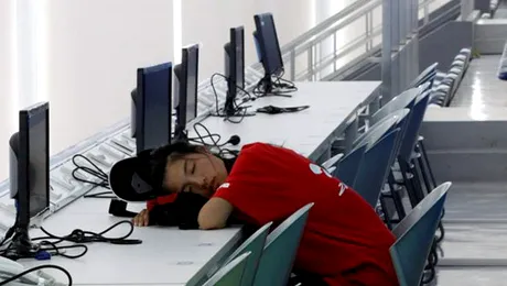 Hai sa tragem un pui de somn la serviciu!