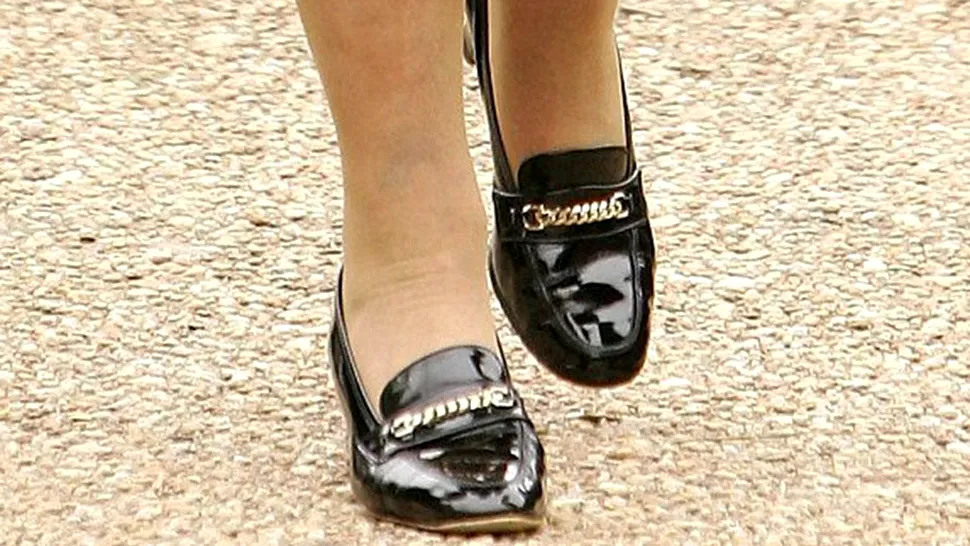 Regina Marii Britanii poartă de 50 de ani același model de pantofi