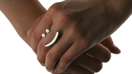 Colectia de inele Signs aduce emoticoanele din virtual in viata reala (Poze)