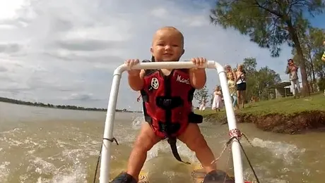 Bebelușul de șapte luni care face schi nautic (Video)