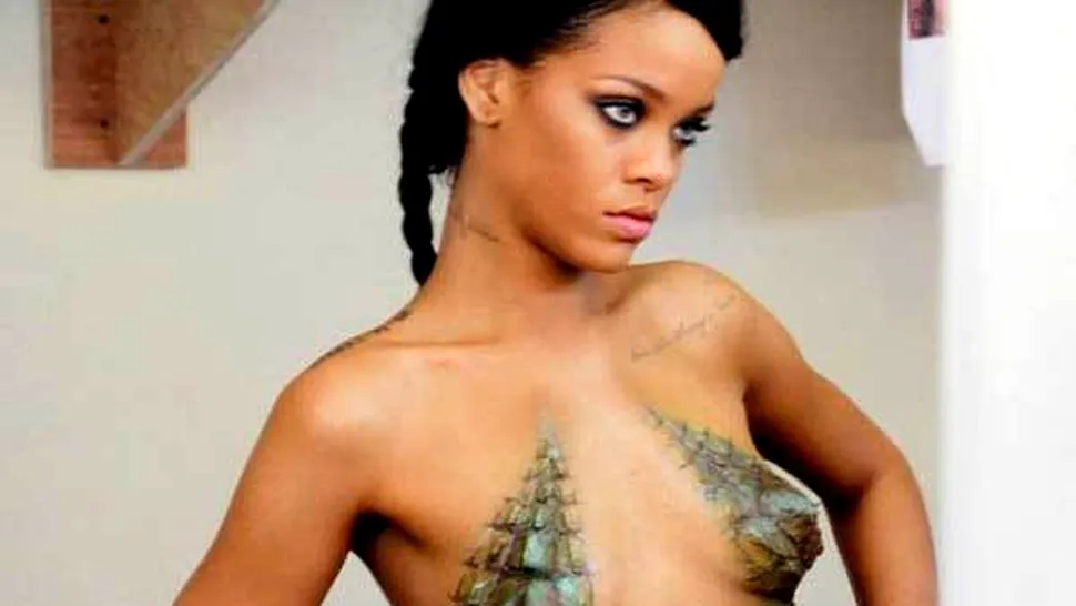 Rihanna își arată sânii pe Facebook (Poze)