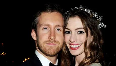 Actrita Anne Hathaway s-a logodit