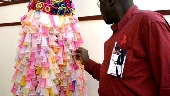 Rochie de mireasă din prezervative